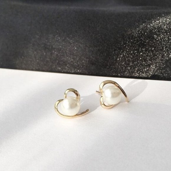 Pearl of Heart Stud Earrings - Picture 2 of 6